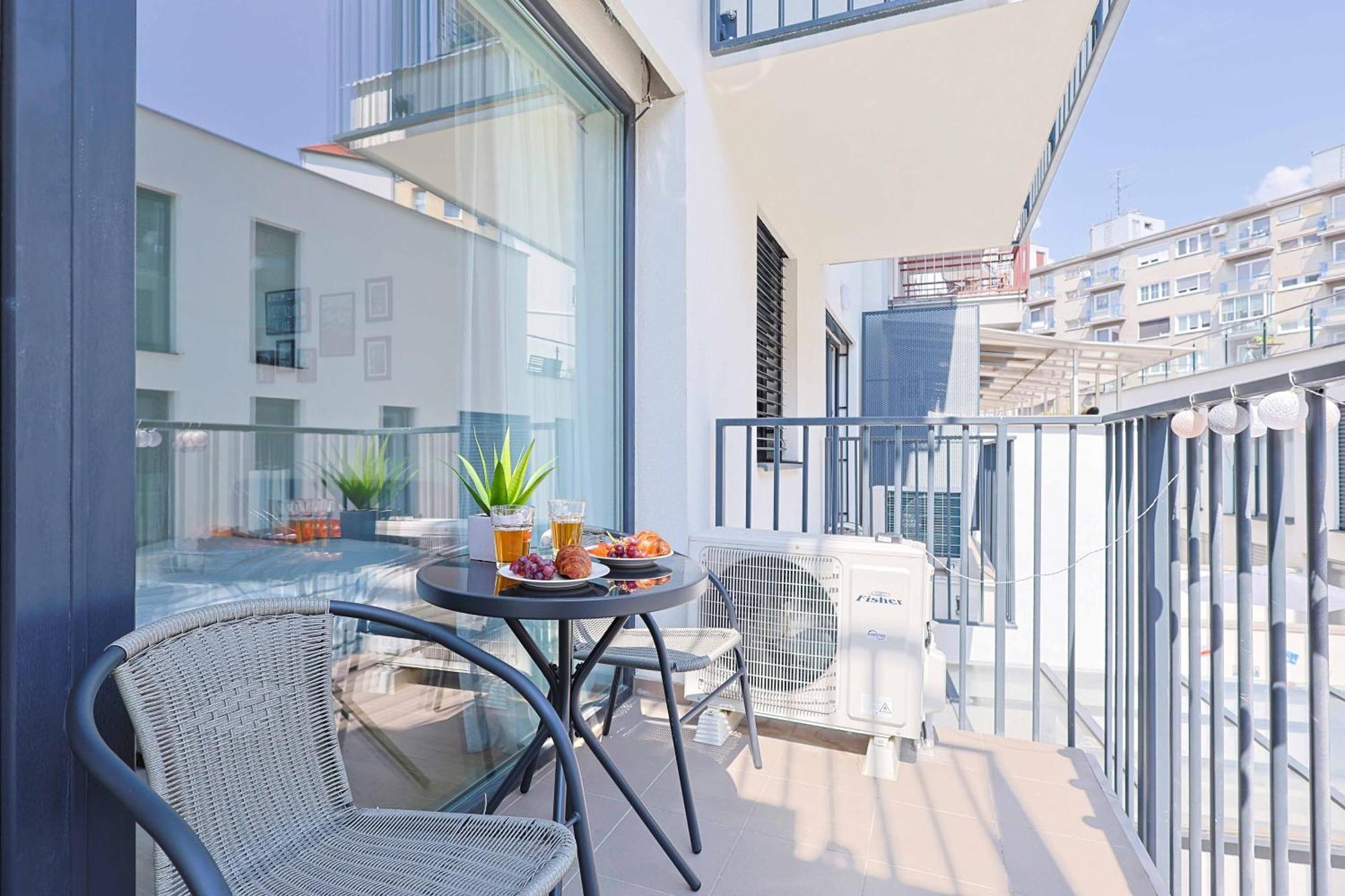 Апартаменти Adamick Place In City Centre With Free Parking Братислава Екстер'єр фото