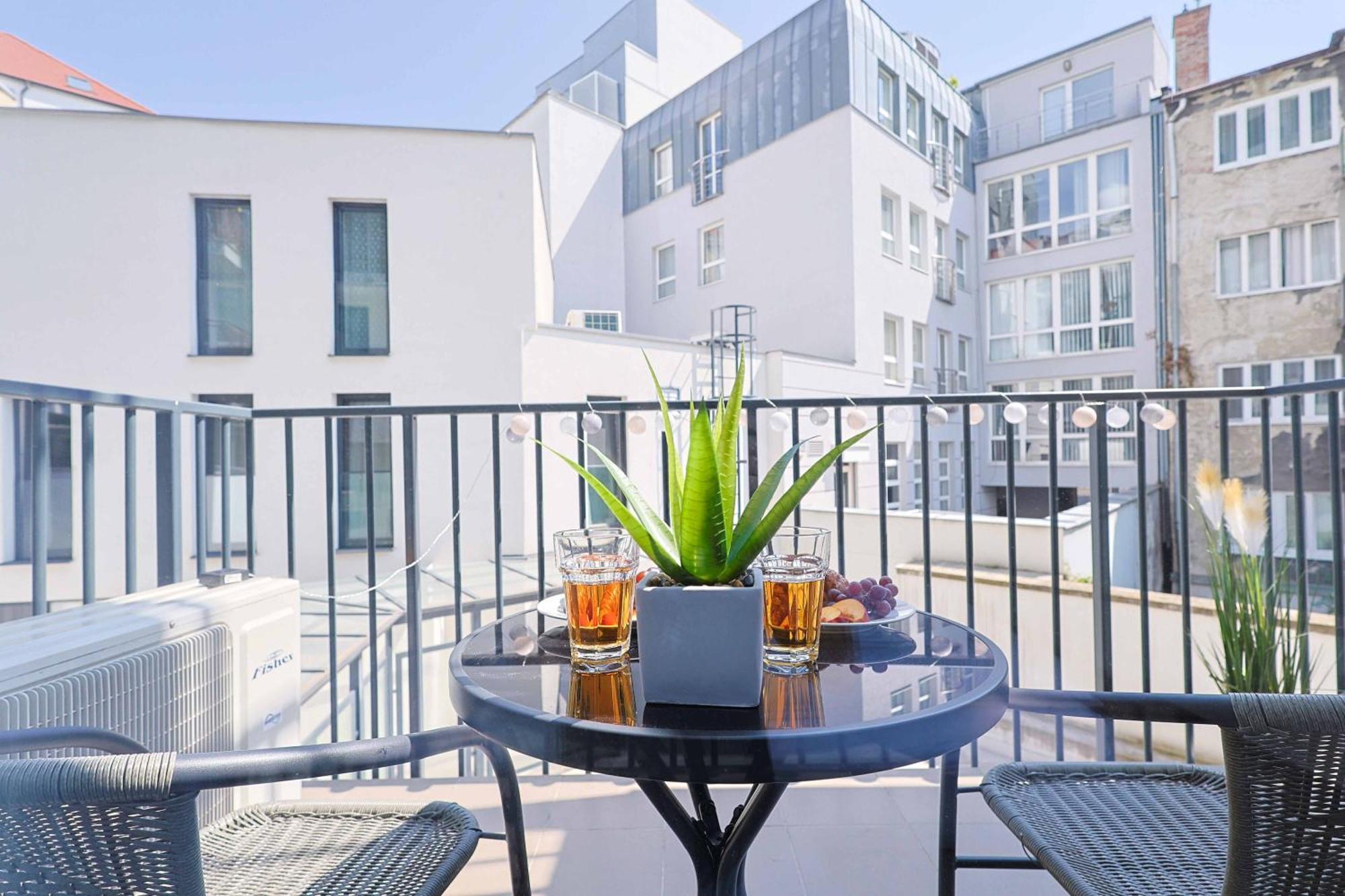 Апартаменти Adamick Place In City Centre With Free Parking Братислава Екстер'єр фото